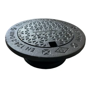 Ett runt, svart manhålslucka av gjutjärn med ett strukturerat triangelmönster och upphöjd text som visar EN 124 D 400, C-1500, och Körbar betäckning 315 tät, D400.