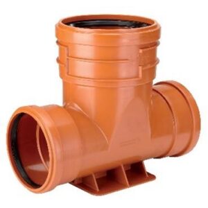 PP rensbrunn 200/110 är en T-formad rörkoppling i orange plast med tre öppningar och svarta gummitätningar, avsedd för VVS- eller dräneringssystem.