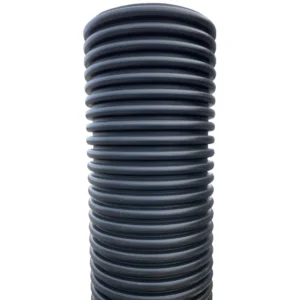 En närbild av ett stort svart korrugerat plaströr, Dagvattenbrunn 680/600 - 3 meter, som står vertikalt mot en vit bakgrund.