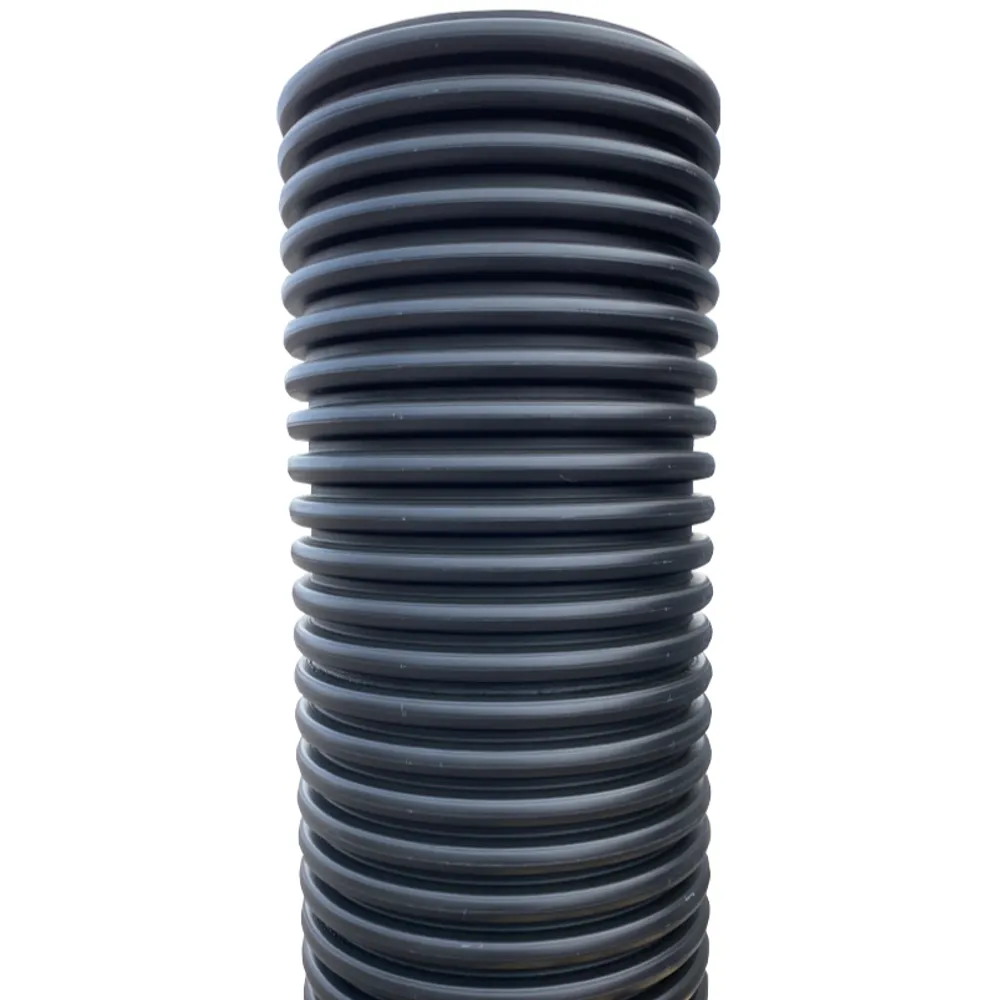 En närbild av ett stort svart korrugerat plaströr, Dagvattenbrunn 680/600 - 3 meter, som står vertikalt mot en vit bakgrund.