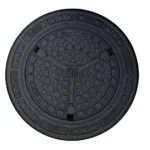 Körbar betäckning 315 tät, D400 är ett runt brunnslock i metall med geometriska mönster, symboler, upphöjd text ("EN 124", "T-ZUS", "CONCRETO"), polygonmönster i mitten och en "BB"-logotyp.