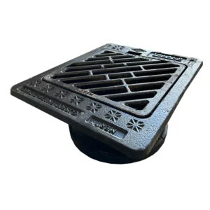 Ett fyrkantigt stormavloppsgaller i svart gjutjärn med diagonala lameller och upphöjd kanttext, mot vit bakgrund. Detta är Körbar gallerbetäckning 315, D400 modell för tunga arbeten.