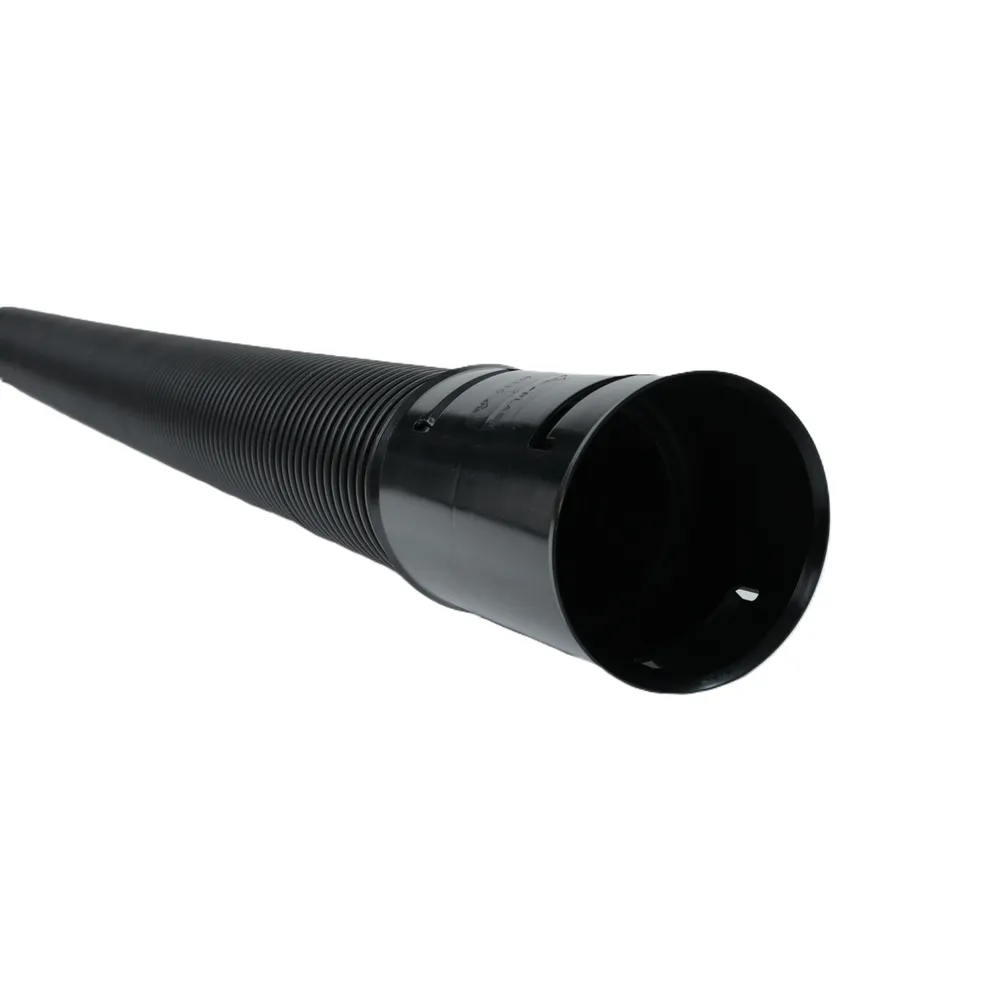 Ett svart EVODRAIN dräneringsrör 110/95mm - 4 meter (kopia) korrugerat plaströr med en slät, utsvängd ände vänds mot kameran mot en vit bakgrund.