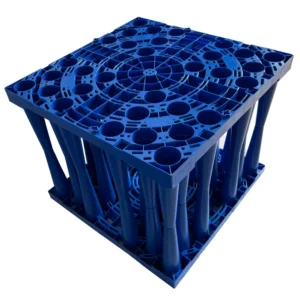 Dagvattenkassett 1/2 HYDRO-BOX 2 är en blå, kvadratisk, modulär enhet av plast med cylindriska pelare och cirkulära öppningar, sedd uppifrån och snett mot en vit bakgrund.