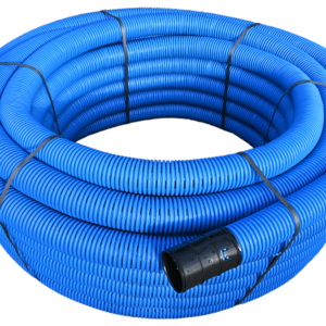 En stor spiral av EVODRAIN Dräneringsslang 63mm - 50 meter blå korrugerad rörledning, säkrad med svarta remmar och med en svart koppling i ena änden, isolerad mot en vit bakgrund.