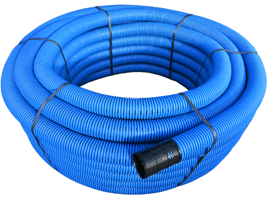 En stor spiral av EVODRAIN Dräneringsslang 63mm - 50 meter blå korrugerad rörledning, säkrad med svarta remmar och med en svart koppling i ena änden, isolerad mot en vit bakgrund.