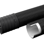Två svarta EVODRAIN dräneringsrör 110/95 mm - 4 meter visas på en vit bakgrund: det ena med en slät sluten ände, det andra bortskuret för att avslöja en glänsande metallisk insida och slitsade öppningar längs ytan.
