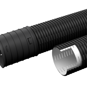 Två svarta EVODRAIN dräneringsrör 110/95 mm - 4 meter visas på en vit bakgrund: det ena med en slät sluten ände, det andra bortskuret för att avslöja en glänsande metallisk insida och slitsade öppningar längs ytan.