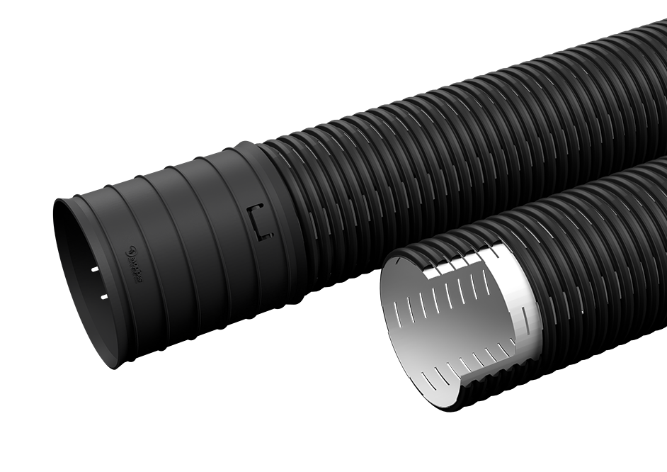 Två svarta EVODRAIN dräneringsrör 110/95 mm - 4 meter visas på en vit bakgrund: det ena med en slät sluten ände, det andra bortskuret för att avslöja en glänsande metallisk insida och slitsade öppningar längs ytan.