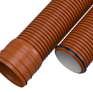 Två PP markrör 110 mm x 6 meter bruna, korrugerade plaströr visas sida vid sida mot en vit bakgrund. Den ena röränden är öppen, medan den andra har en svart gummipackning.