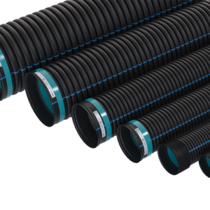 Ett svart korrugerat plaströr, PP markrör 110 mm x 6 meter, med blå ränder och en blågrön och vit etikett i ena änden, mot en vit bakgrund.