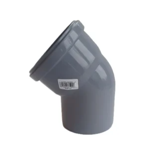 HT böj 110x45 är en grå rörböj i plast med 45 graders vinkel och en streckkodsetikett på sidan, mot en vit bakgrund.