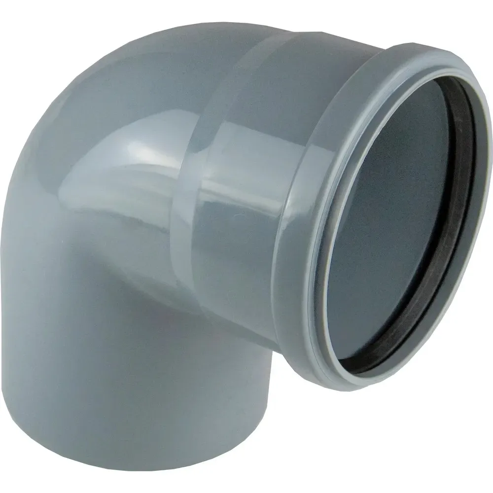 HT böj 110x87,5 är en 90-gradig rörböj i grå plast med gummipackning i ena änden, avsedd för VVS- eller dräneringssystem.