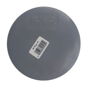 En grå HT propp -skiva i plast med streckkodsetikett i mitten och präglad text, inklusive DN 110 och Kaczmarek högst upp.