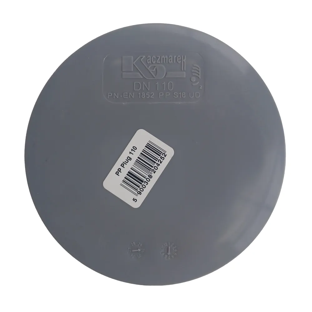 En grå HT propp -skiva i plast med streckkodsetikett i mitten och präglad text, inklusive DN 110 och Kaczmarek högst upp.