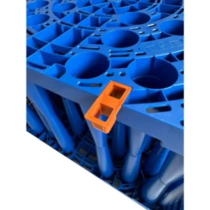 Närbild av en blå Teleskoprör 315 (höjd: 400 mm, för lättbetäckning) med ett industriellt plastgaller med cylindriska öppningar och en orange rektangulär klämma på kanten.