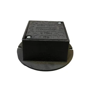 Ett svart, fyrkantigt metalllock Lättbetäckning 150 fyrkantig för 110 mm rör med strukturerat lock, rund bas och två skruvfästen visas mot en vit bakgrund.