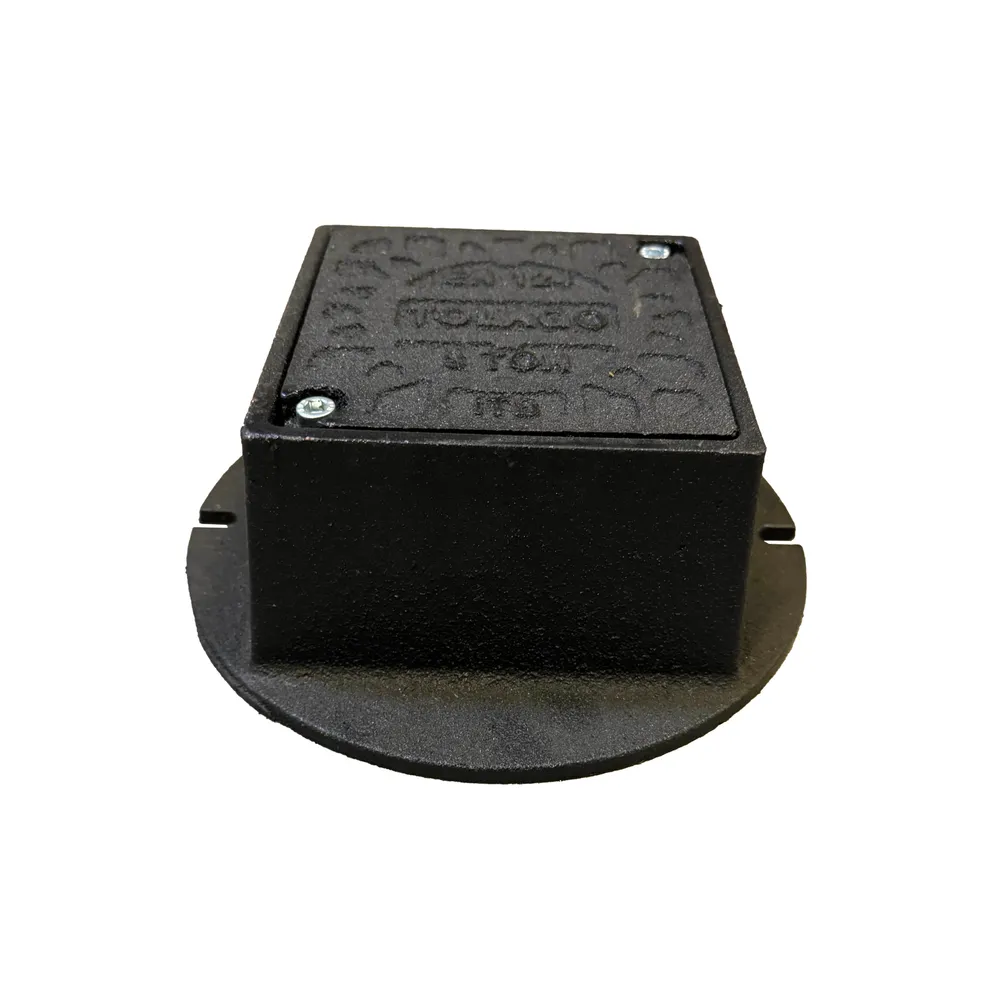 Ett svart, fyrkantigt metalllock Lättbetäckning 150 fyrkantig för 110 mm rör med strukturerat lock, rund bas och två skruvfästen visas mot en vit bakgrund.