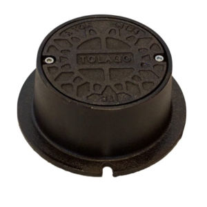 Ett runt ventilboxlock i svart plast märkt TOLAGO, med strukturerat mönster, två silverfärgade skruvar på ovansidan, utsvängd bas och skårad kant. Kompatibel med Lättbetäckning 150 för 110 mm rörsystem.