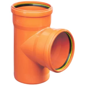 En PP markgrenrör orange 45 plaströrskoppling med en vertikal och en 90° vinklad öppning, som används för att sammanfoga dränerings- eller avloppsrör. Svarta och gula tätningar är synliga inuti varje ände.