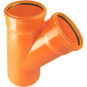 En orange PP markgrenrör 200/200x45 Y-formad rörkoppling av plast med tre öppningar för anslutning av dränerings- eller avloppsrör, med svarta invändiga tätningsringar i ändarna.