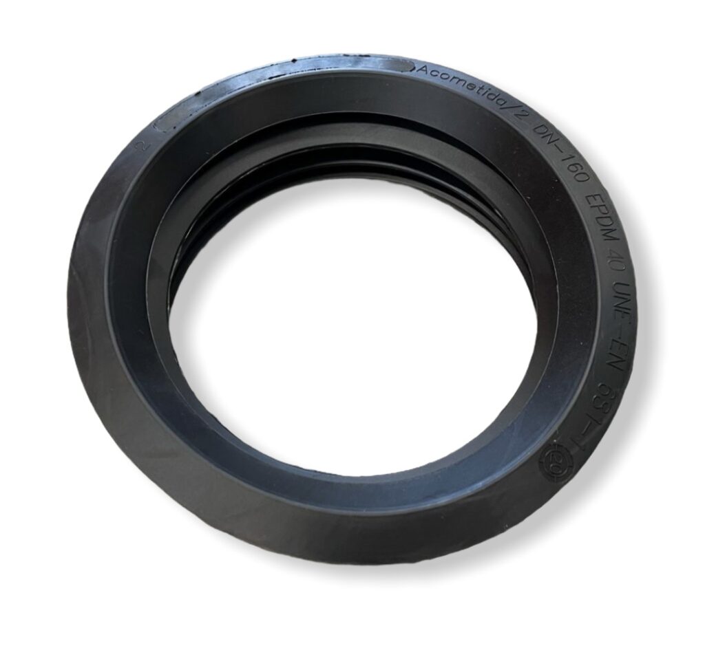 En Teleskoprör 315 (höjd: 400 mm) svart gummipackning eller tätningsring med text och markeringar på ytterkanten, mot en vit bakgrund.