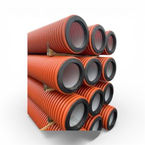 En stapel Dagvattenbrunn 455/400 - 3 meter stora orange korrugerade plaströr med svartkantade ändar är arrangerade i två lager på en vit bakgrund, stödda av träreglar.