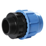 Plastkoppling rak med utvändig gänga: En svart och blå plastkoppling med utvändig gänga i ena änden, idealisk för anslutning av rör i VVS- eller bevattningssystem.