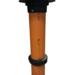 Rensbrunnsbetäckning med teleskoprör 200/160 D400 har ett orangefärgat vertikalt rör med svarta cirkulära flänsar upptill och i mitten, mot en vit bakgrund.