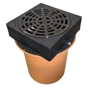 Ett fyrkantigt avloppsgaller i svart metall är monterat ovanpå en rund, orange plastbehållare mot en vit bakgrund.