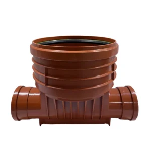 Tillsynsbrunn 400 x 110 mm rakt genomlopp är en brun dräneringskammare i plast med en stor rund toppöppning och två horisontella röranslutningar på vardera sidan.