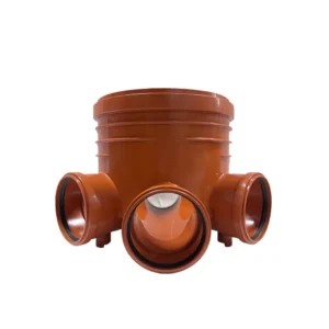 Tillsynsbrunn 400 x 110 mm 3st inlopp, en brun inspektionsbrunn i plast med fyra runda röranslutningar, är avsedd för rörinstallationer under jord och visas på vit bakgrund.