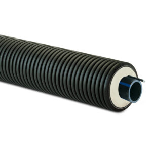 En närbild av PexFlex Blue, med ett svart korrugerat isolerat ytterrör med ett blått innerrör som exponeras i den kapade änden, vilket tydligt visar dess isoleringslager och robusta mantel.