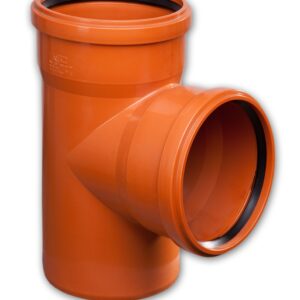 PP markrör 110 mm x 6 meter är en orange plaströrsarmatur med tre T-formade öppningar, var och en försedd med svarta gummitätningar. Företagslogotypen Kaczmarek finns i det nedre högra hörnet.