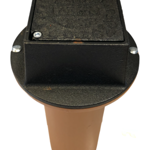 En brun Lättbetäckning 150 för 110 mm rör (kopia) med bred fläns och svart rektangulär låda på ovansidan, fäst med skruvar, visas mot en vit bakgrund.