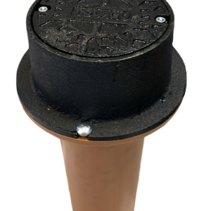 Lättbetäckning 150 för 110 mm rör (kopia) är ett svart inspektionslock av gjutjärn med brun cylindrisk bas, avsett för tillträde till underjordiska ledningar eller dräneringssystem, här isolerat mot vit bakgrund.