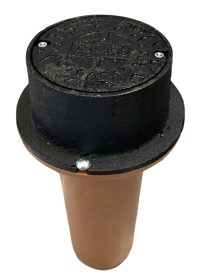 Lättbetäckning 150 för 110 mm rör (kopia) är ett svart inspektionslock av gjutjärn med brun cylindrisk bas, avsett för tillträde till underjordiska ledningar eller dräneringssystem, här isolerat mot vit bakgrund.