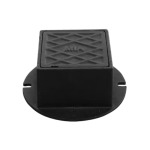 En svart rektangulär Lättbetäckning 150 för 110 mm rör av plast eller metall med strukturerad ovansida och MIA-prägel, monterad på en rund bas med två sidofack, som liknar en Rensbrunnsbetäckning. Bakgrunden är vit.