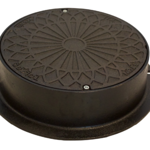 Ett runt brunnslock i svart metall med ett geometriskt solstrålemönster och dekorativ text, fäst med skruvar, isolerat på vit botten - perfekt som Lättbetäckning 150 för 110 mm rör.