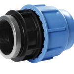 Närbild på Plastkoppling rak med invändig gänga, en blå och svart rörkoppling av plast med gängade sektioner och en räfflad cylindrisk design, som vanligtvis används i VVS- eller bevattningssystem.