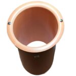 En vy uppifrån och ner på en stor, solbränd plaströrsanslutning-Lättbetäckning 150 för 110 mm rör (kopia)-med tre jämnt fördelade metallskruvar runt kanten.