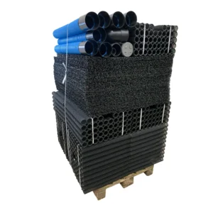 Tolago Biomodulspaket 1hh med spridarplattor består av svarta plaströr, nätplattor med vita band och blå och svarta rör, allt prydligt arrangerat på en träpall.