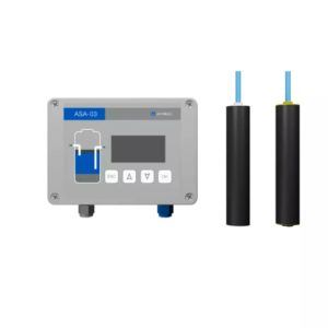 ASA-03 avskiljarlarm paket med skiktgivare & högnivågivare har en digital kontrollpanel med skärm och fyra knappar, bredvid två svarta cylindriska sonder med blå spetsar mot vit bakgrund.