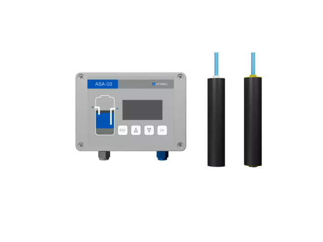 ASA-03 avskiljarlarm paket med skiktgivare & högnivågivare har en digital kontrollpanel med skärm och fyra knappar, bredvid två svarta cylindriska sonder med blå spetsar mot vit bakgrund.