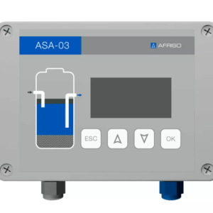 ASA-03 avskiljarlarm - skiktgivare är en grå elektronisk kontrollpanel med en liten skärm, fyra knappar (ESC, pil upp/ner, OK), ett tankdiagram med blå vätska och två bottenanslutna kablar.
