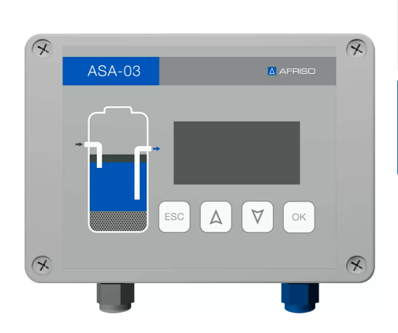 ASA-03 avskiljarlarm - skiktgivare är en grå elektronisk kontrollpanel med en liten skärm, fyra knappar (ESC, pil upp/ner, OK), ett tankdiagram med blå vätska och två bottenanslutna kablar.