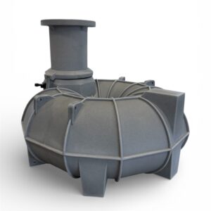 ÄlvestadTanken sluten tank 3500L är en stor, grå industritank med cylindrisk topp, rundad botten, vinklade stöd och strukturella åsar, som visas på en vanlig vit bakgrund.