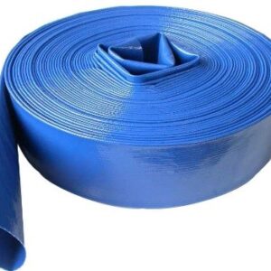 En upprullad, platt blå Avtappningsslang 52mm till entreprenadpump tillverkad av flexibelt material, med ena änden utsträckt utåt från rullen.