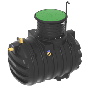 Baga BioFicient reningsverk - 1 hushåll är en stor svart underjordisk plasttank med en räfflad cylindrisk kropp, flera röranslutningar och ett grönt cirkulärt lock på toppen med ett svart metallhandtag.