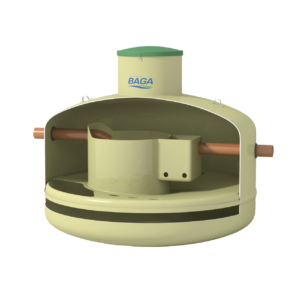 En tvärsnittsvy av en cylindrisk beige Baga slamavskiljare 2,2m3 - 1 hush vattenbehandlingstank med inre kammare, ett grönt lock märkt BAGA och två kopparrör som sträcker sig horisontellt genom tanken.